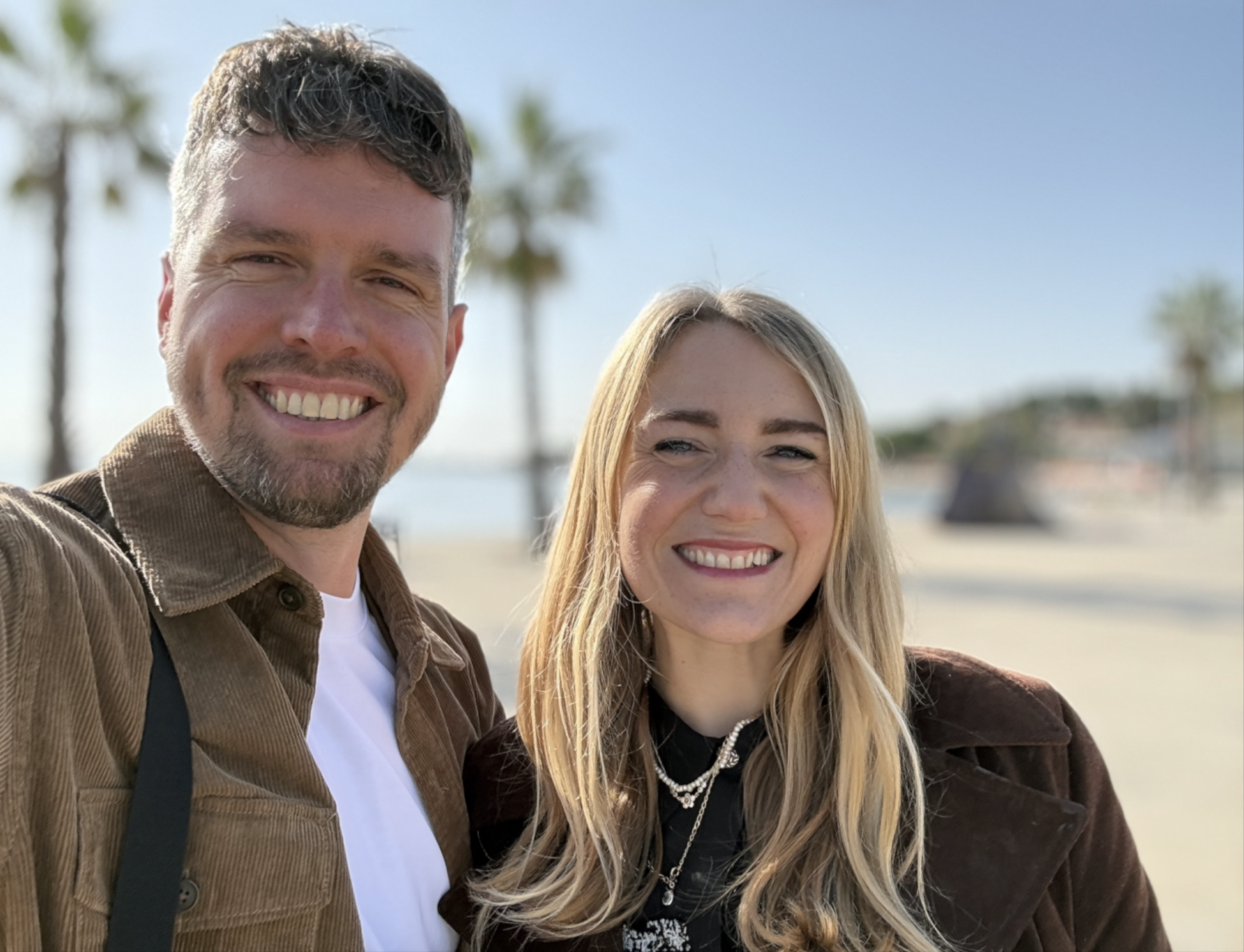 Francesca e Maël insieme sulla spiaggia di Mèze